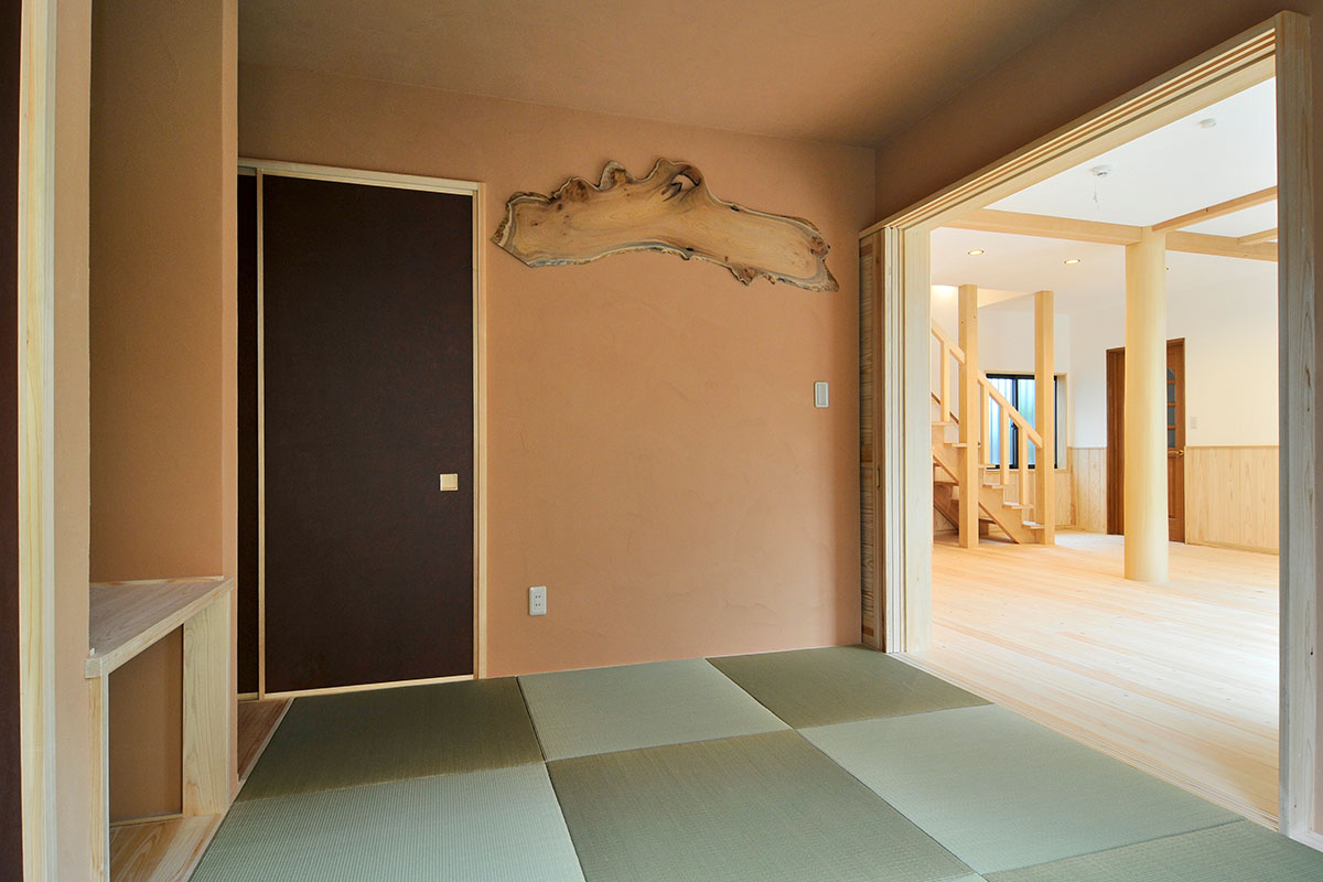 国産縁なし畳、壁天井は珪藻土。リビングと杉の引戸で必要に応じ柔らかく空間を区切る。