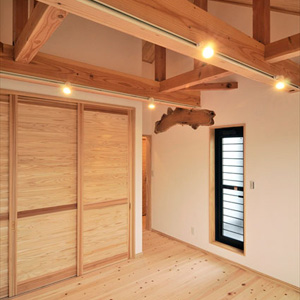 山小屋風。小屋梁見せ勾配天井にし、天井には杉板をはる。壁は漆喰珪藻土、床は檜（節あり）。