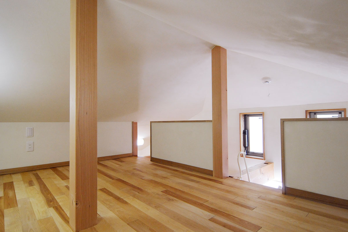 小屋裏収納も仕様は同様。床は道産カバ、壁天井は漆喰珪藻土で快適空間