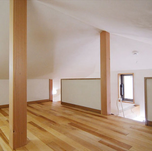 小屋裏収納も仕様は同様。床は道産カバ、壁天井は漆喰珪藻土で快適空間