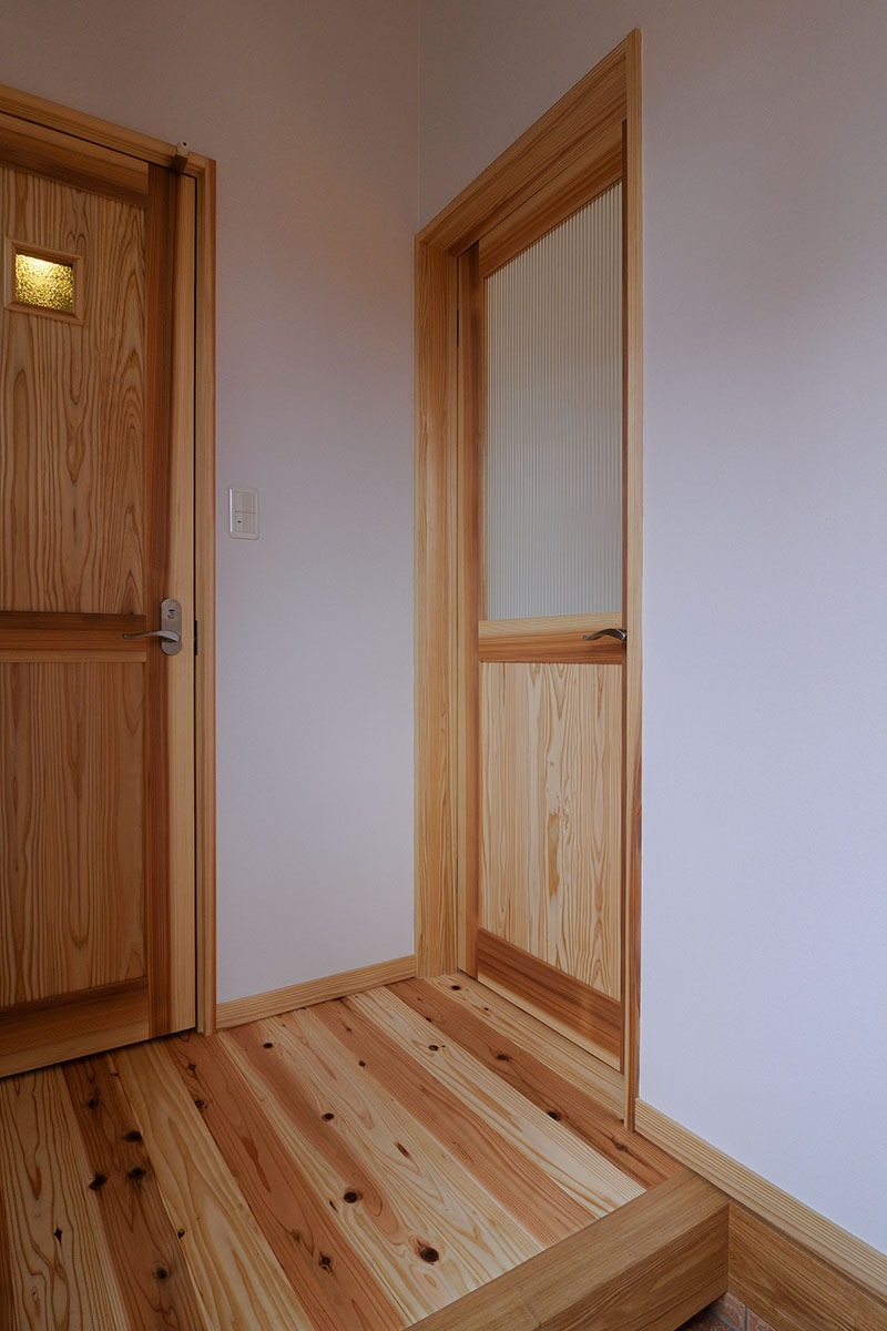 床は杉、壁天井は紙クロス。ドアなど木製建具は杉で製作。