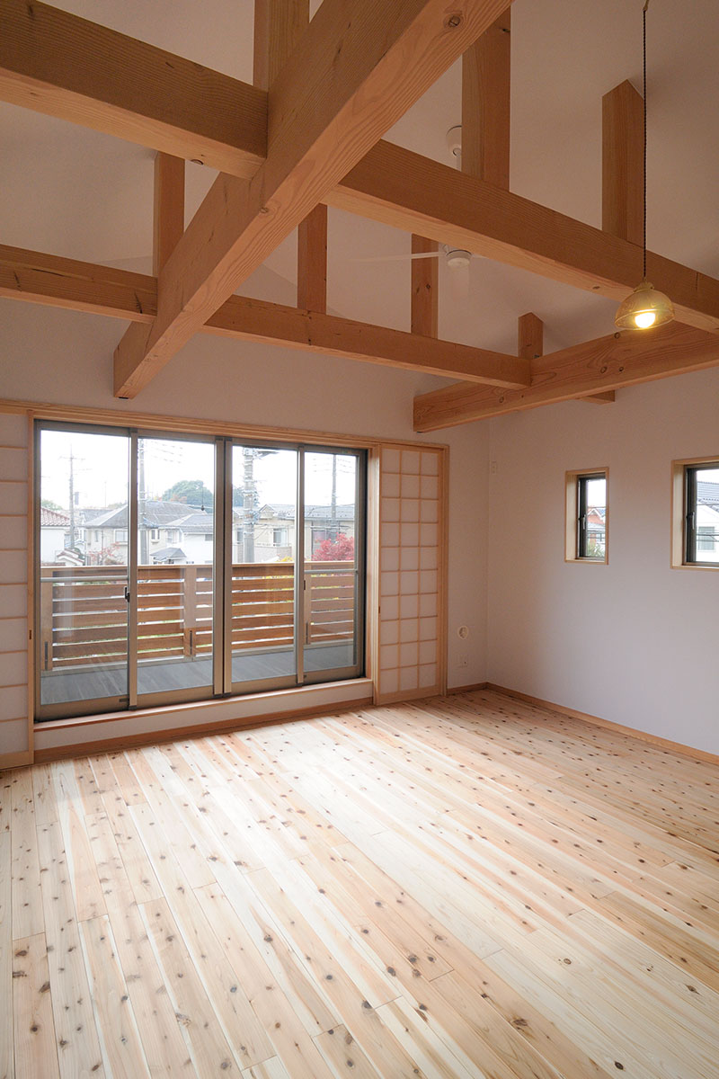 バルコニーのウリン手摺が部屋の雰囲気と一体化した住空間となっている。