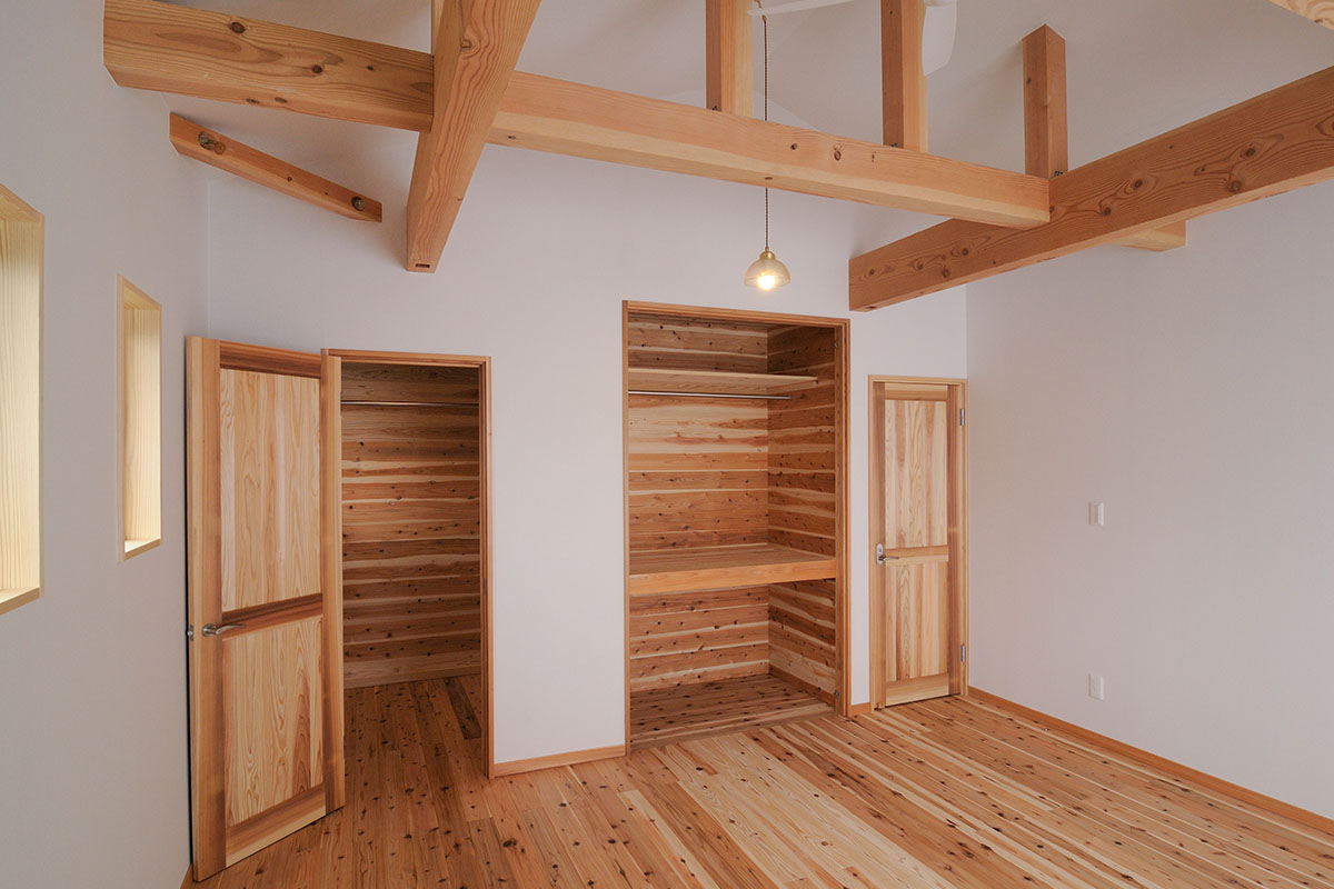 収納庫、ウォークインクローゼットともに壁天井は杉無垢板。