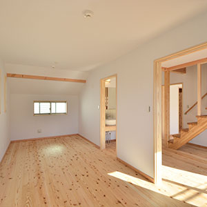 子ども部屋。将来的に間仕切りができるように設計。床は杉、壁天井は紙クロス。