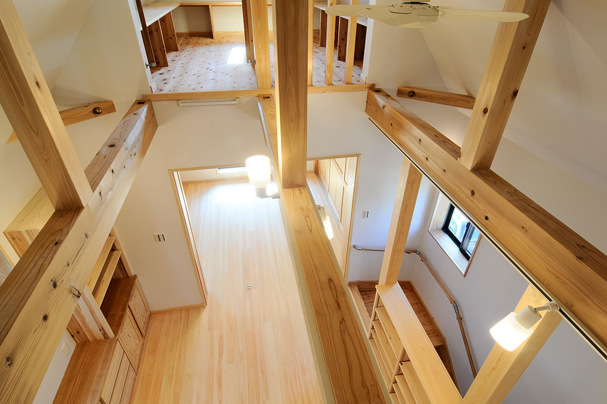 屋根裏収納から。杉の梁は東京産。室内の温度を快適に保つため天井にはシーリングファン。
