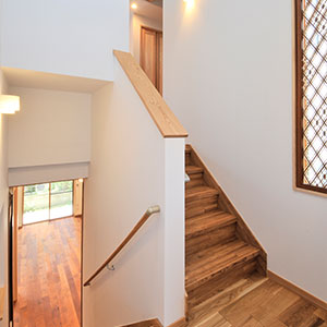 階段踊場は道産ナラ材。階段窓に旧宅の組子細工の欄間を使用。