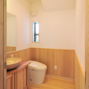 床・腰壁は青森ヒバ、壁は漆喰珪藻土。手洗いカウンターは古材の欅。