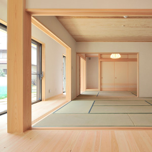 檜八寸の大黒柱が力強い。床はすべて吉野檜。和室と外の空間を結ぶ縁側は多目的スペース。