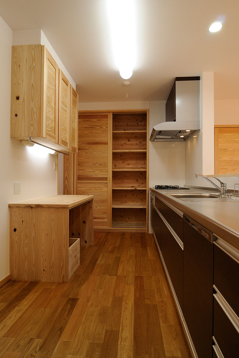 杉無垢材で造作した収納庫を備えたキッチン