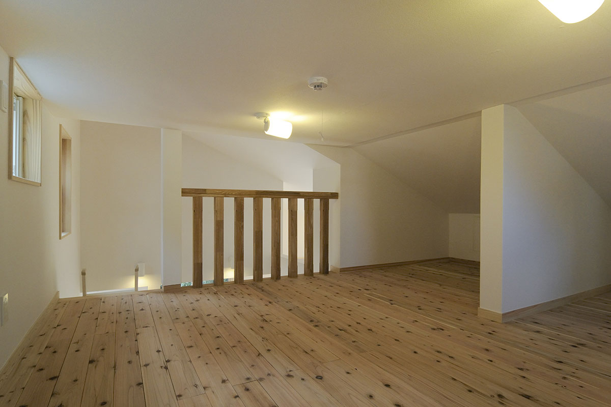 ロフト、収納や趣味の空間、床は杉無垢板