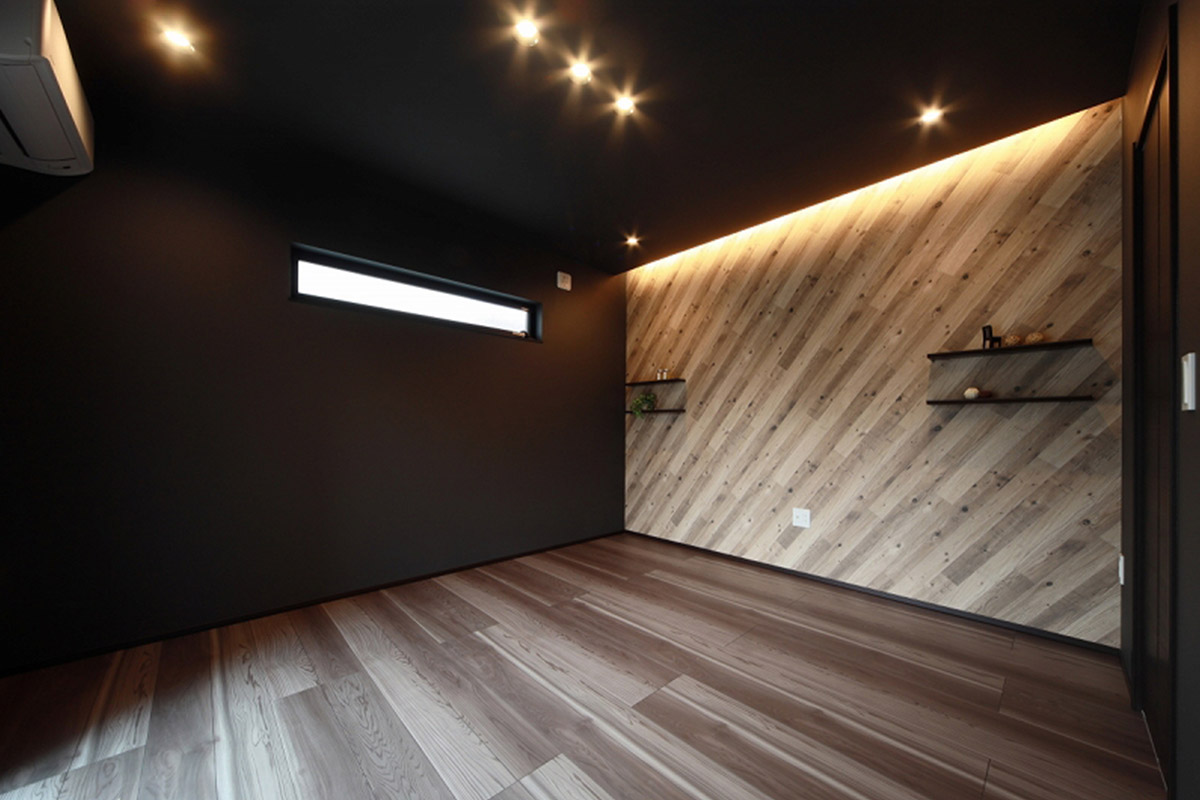 床材、クロス、間接照明、造作など、注文住宅ならではのカスタマイズを施した洋室				