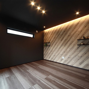 床材、クロス、間接照明、造作など、注文住宅ならではのカスタマイズを施した洋室				