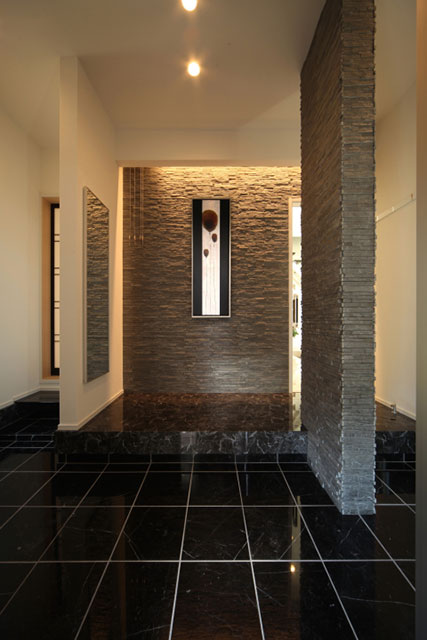 床は大理石、壁は切石貼で高級感のある玄関。