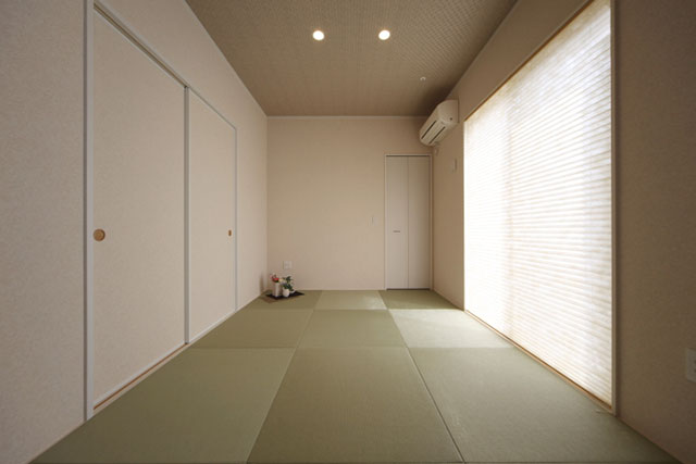白い建具とプリーツカーテンで清潔感のある和室。