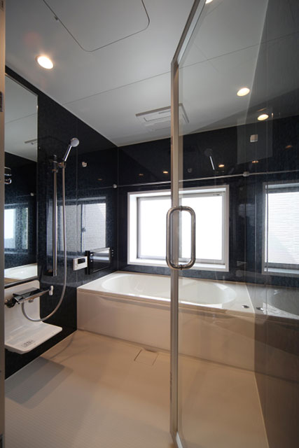 広い浴室には透明扉を採用し。ホテルライクな雰囲気に。