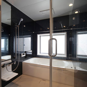 広い浴室には透明扉を採用し。ホテルライクな雰囲気に。