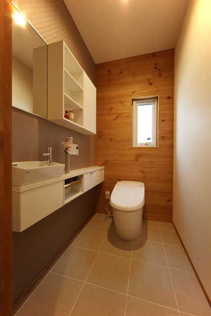 便利な壁面収納付トイレ。床材を壁面に利用しました。