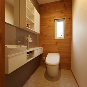 便利な壁面収納付トイレ。床材を壁面に利用しました。