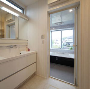 Ｗ1200の洗面台の上部と浴室には大きな引き違い窓をつけて、明るい水周り。