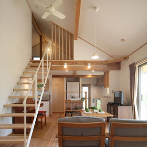 LDKは勾配天井にして解放感たっぷり。階段で上る小屋裏も色んな使い方ができそうです。