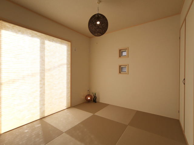 リビングに続く和室は半畳で優しい色合いに。