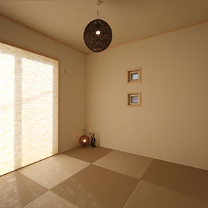 リビングに続く和室は半畳で優しい色合いに。