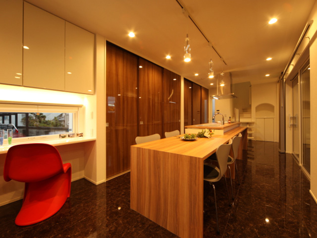 キッチンにつながる造作ダイニングテーブルはキッチンと同じ天板を採用。