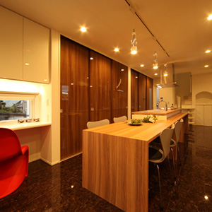 キッチンにつながる造作ダイニングテーブルはキッチンと同じ天板を採用。