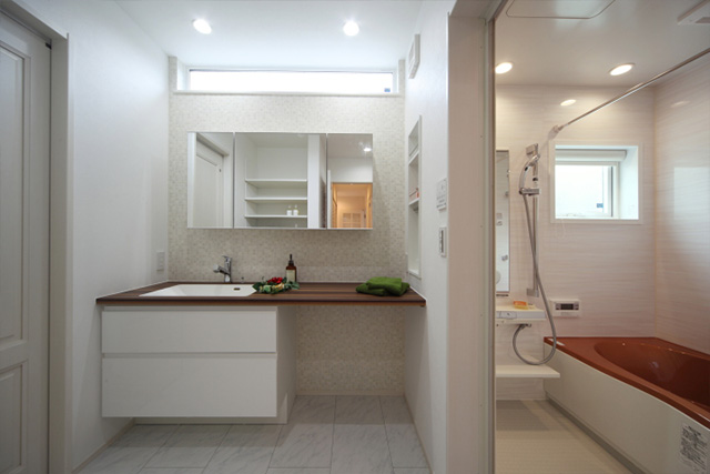 キッチンとも繋がる便利な水回りには広めの洗面とたっぷり収納で家事楽