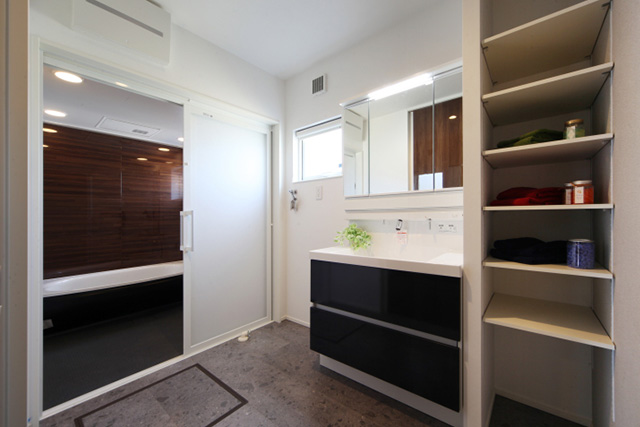 使いやすい引き戸のＵＢと収納棚が便利な洗面脱衣室