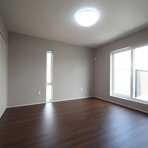 大きいクローゼットが設置された主寝室は、大きな窓から暖かい光が差し込みます