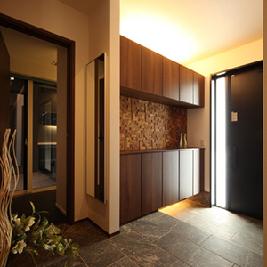 木の壁材が住まう方を優しく迎える玄関には、大容量の玄関クローゼットを設置。