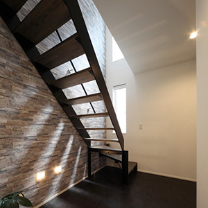 スチール階段は、開放的な空間になり玄関にたっぷり光が入ります。