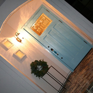 玄関はアンティークレンガにキレイなブルーのドアが映えます