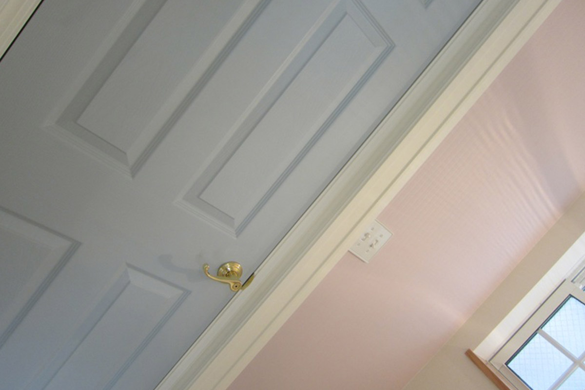 やさしい色合いのドアが、やわらかな雰囲気をかもし出します。