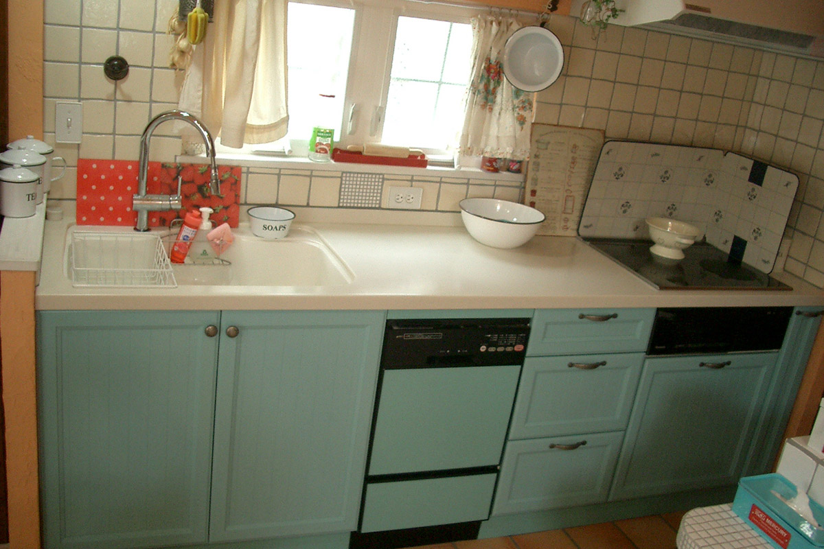 キッチン：選び抜いた輸入キッチンは、キレイなペールブルーに。寒色でも、こんなにほんわりしたイメージを作り出せます