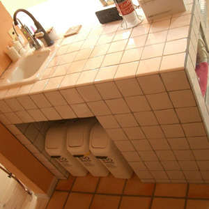 キッチン：違う質感のタイルで仕上げたキッチンカウンターにはなんとミニシンク！とても便利なアイデア設備です！