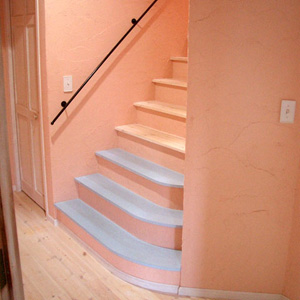 階段：曲線で仕上げた下段を色違いに塗り、視覚的にも柔らかな印象の階段