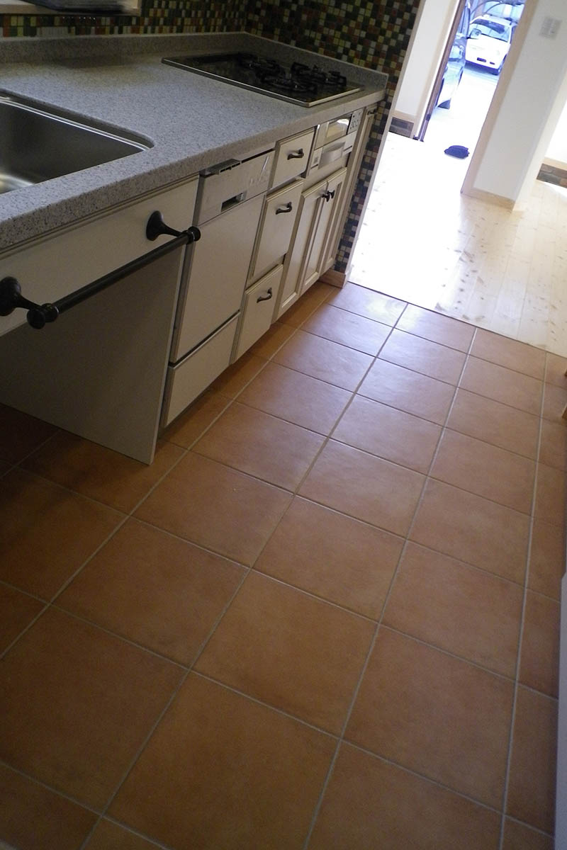 キッチン：モザイクタイルで仕上げたキッチンに、床材は別のタイル。質感にこだわったチョイスです。