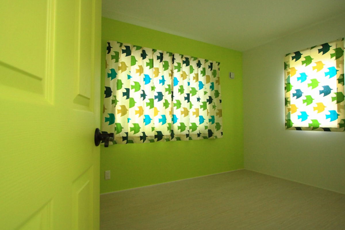 子供室：グリーンのドアのお部屋を覗くと、内装もグリーンが決め手
