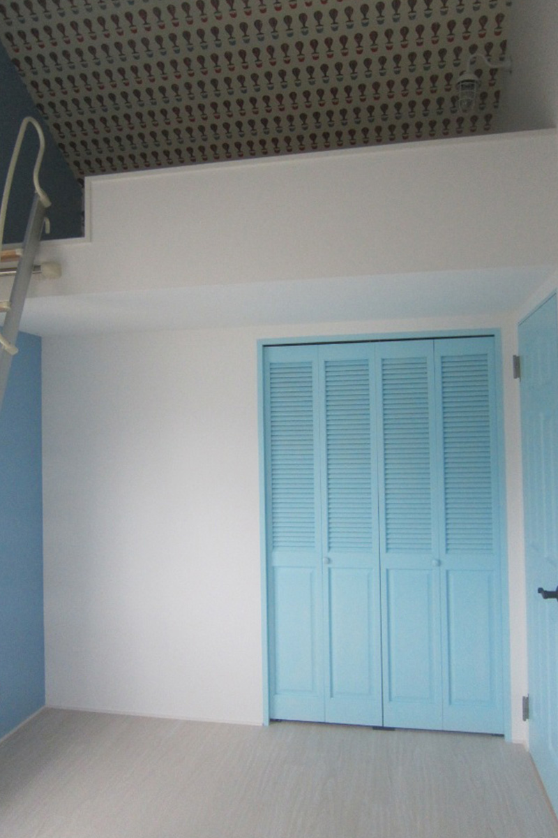子供室：ブルーのお部屋は、もちろんブルーでまとめた内装に。ロフトのクロスがお洒落です