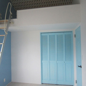 青空に映える真っ白な漆喰塗り壁の家