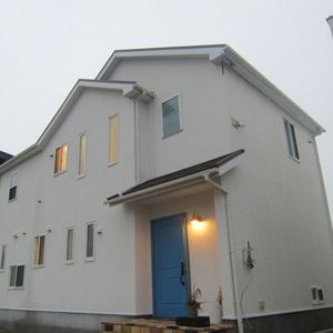 施工事例写真：青空に映える真っ白な漆喰塗り壁の家