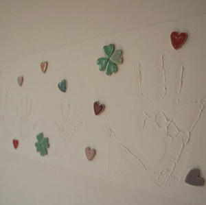 リビング：塗り壁だからこそできる、ご家族の記念の手形