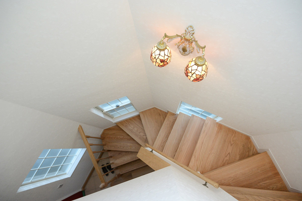 階段：外から見て特徴的な形状を活かし、ゆるやかに回る階段の吹き抜けがおしゃれ。