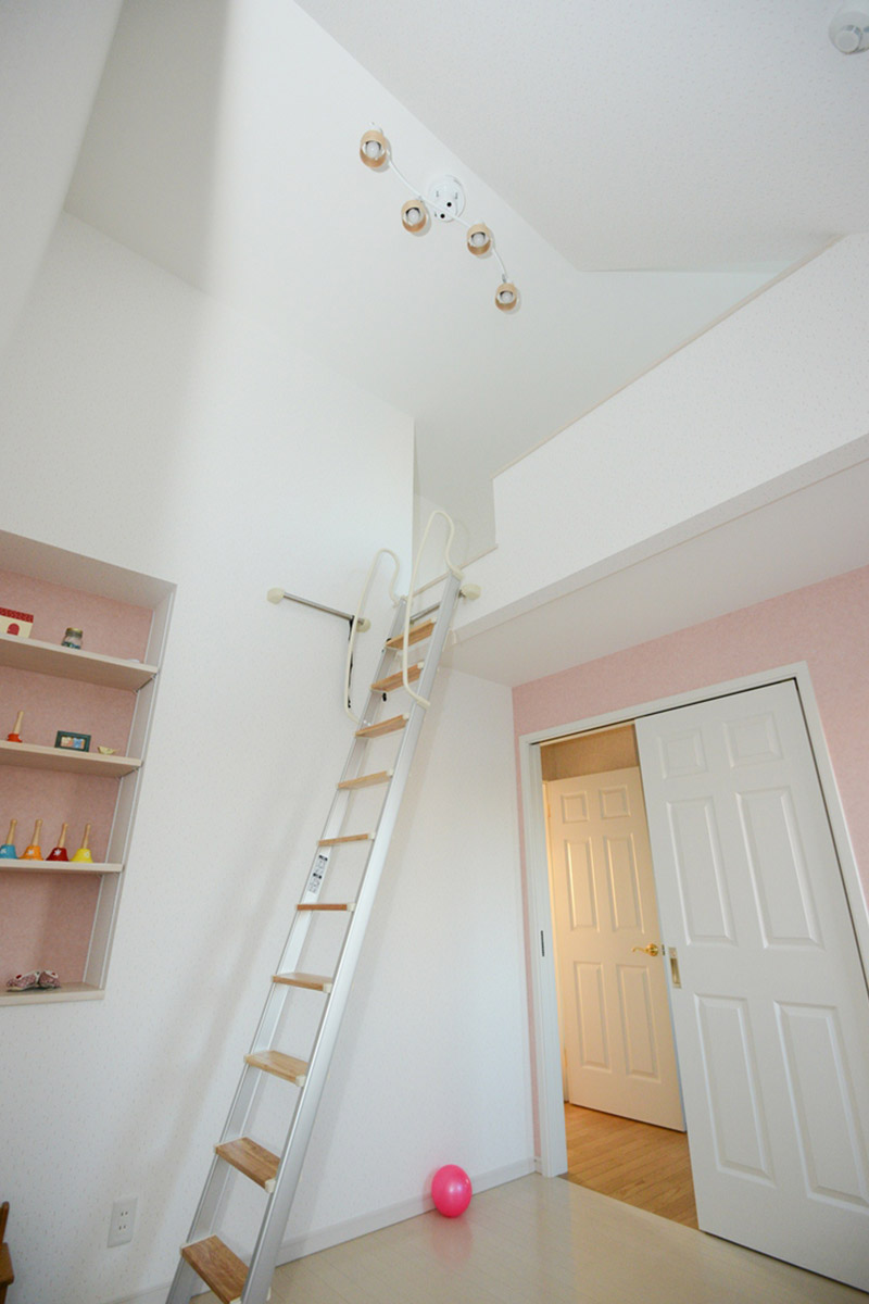 子供室：高い天井高を活かしたロフト付きの子供室は、淡いピンクの部分使いがキュート。