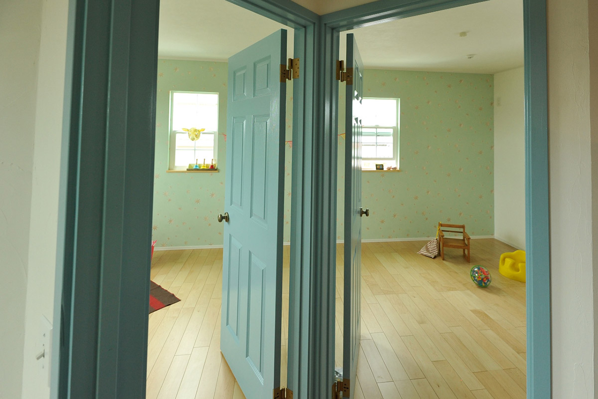 子供室：将来2部屋に分けられる子供部屋は、2枚のドアの角度を斜めに！