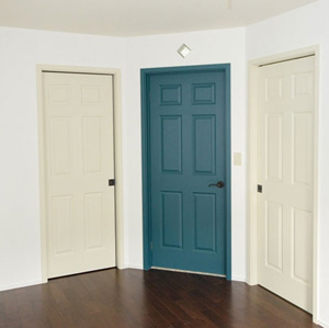 洋室：主寝室のドアを振り返るとさらに両側にドア?!大容量WICと書斎につながるドアです♪