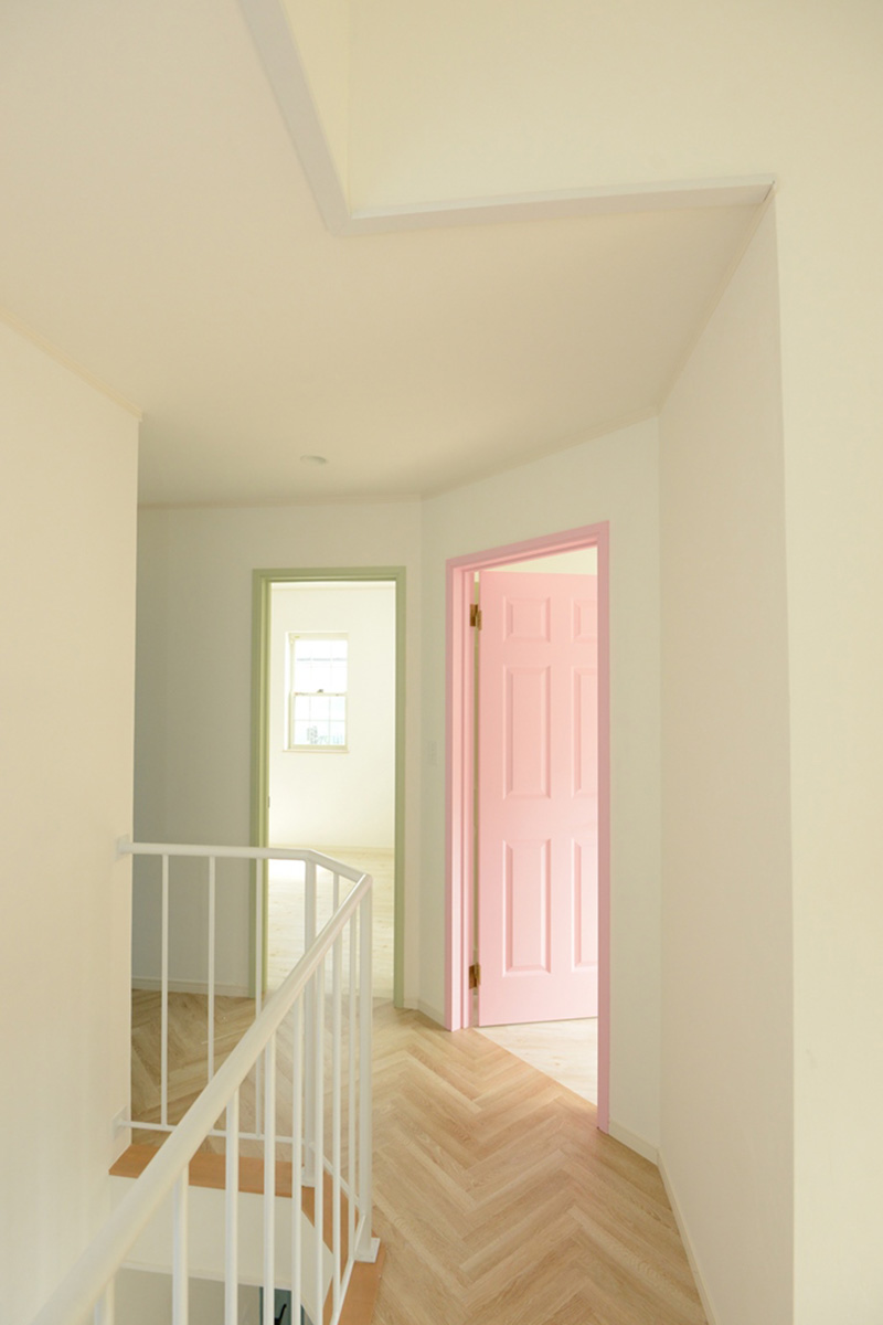 廊下：やわらかくカーブした廊下の先には、優しい色のドアが(*^_^*)