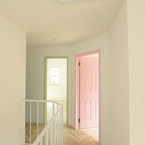 廊下：やわらかくカーブした廊下の先には、優しい色のドアが(*^_^*)
